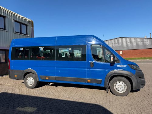 17 Seat Peugeot Boxer Minibus
